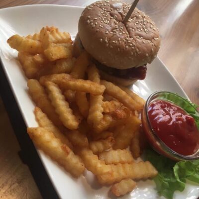 Lasteburger friikartulitega + kaasa mänguasi